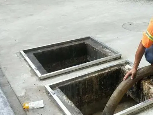 边坝化粪池清理