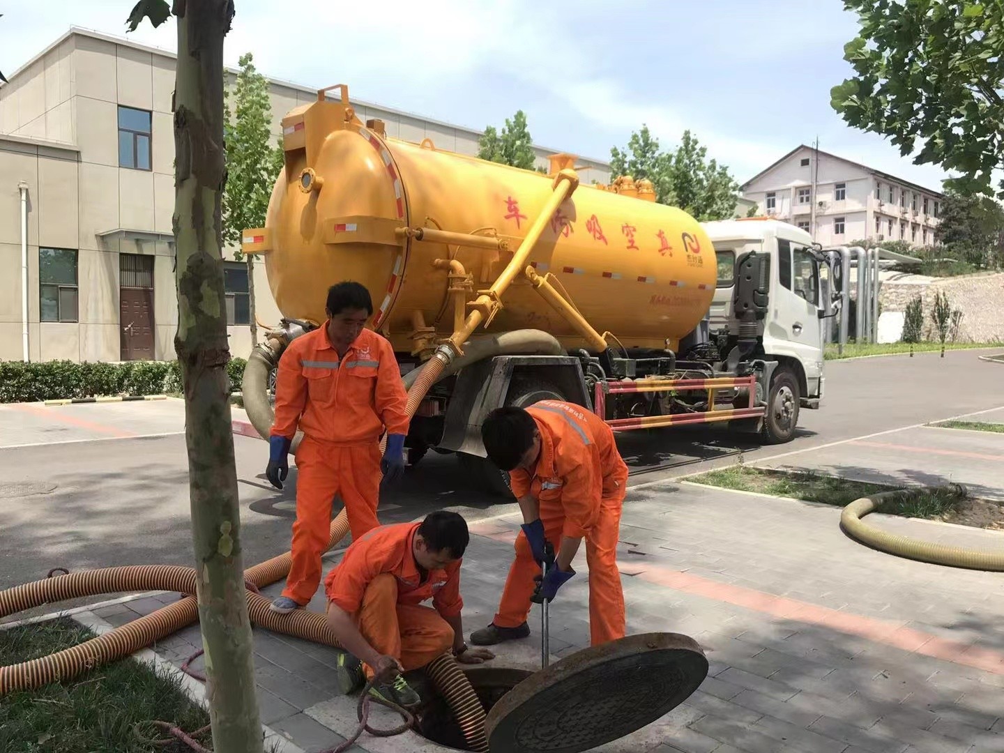 边坝管道疏通车停在窨井附近