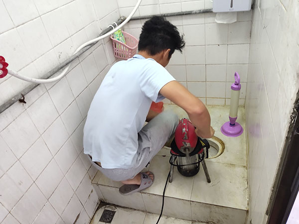 边坝肥皂掉到马桶里把马桶堵住了怎么办？马桶堵住了怎么办
