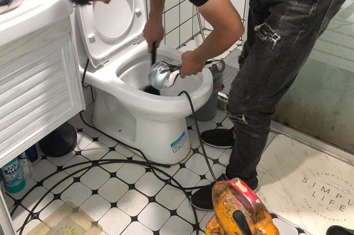 边坝马桶堵塞自己疏通还是找师傅？专业上门服务让你省时更省心